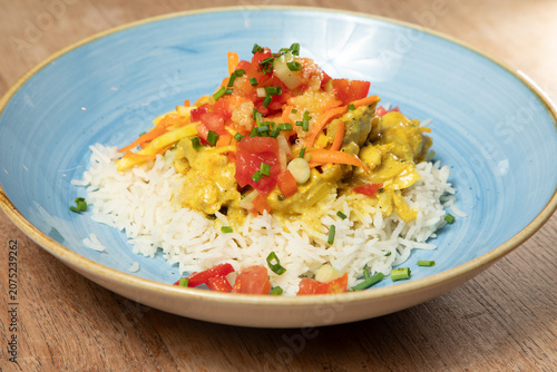 Plat de riz aux légumes dans un bol avec des herbes et des tomates