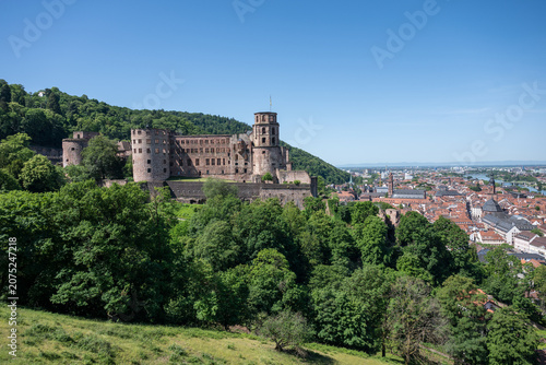 Malerisches Stadtbild - Panoramablick auf das mittelalterliche Heidelberg und die historische Schlossruine.  