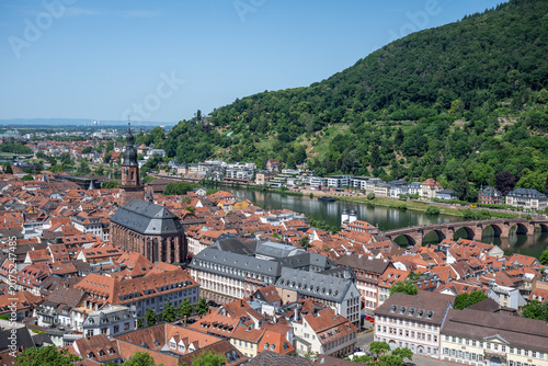 Malerisches Stadtbild - Panoramablick auf das mittelalterliche Heidelberg, die Karl-Theodor-Brücke über den Neckar 