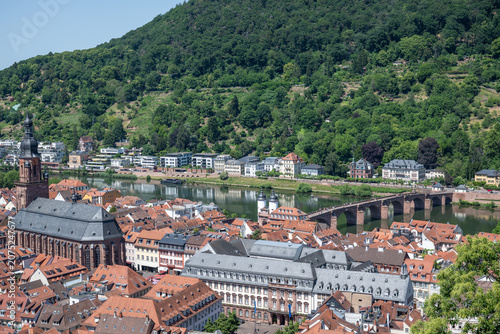 Malerisches Stadtbild - Panoramablick auf das mittelalterliche Heidelberg, die Karl-Theodor-Brücke über den Neckar 