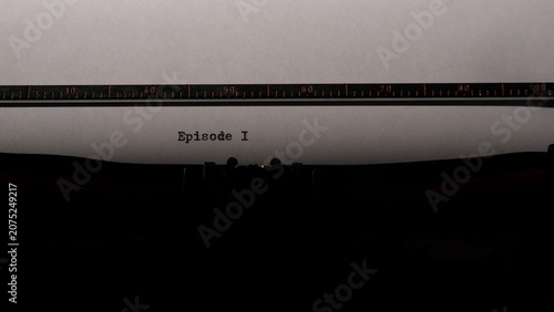 Cuadro en lienzo Typewriter mechanism typing the words episode i onto a fresh sheet of white pape