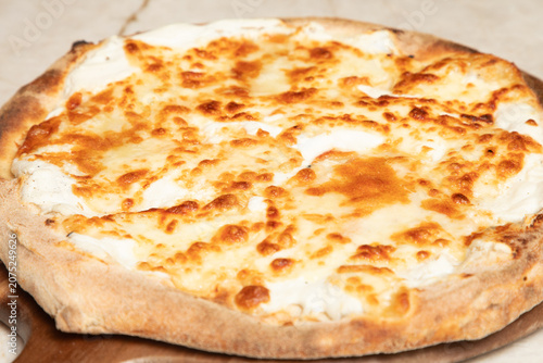 Foto Préparation d'une pizza avec du fromage et une croûte dorée