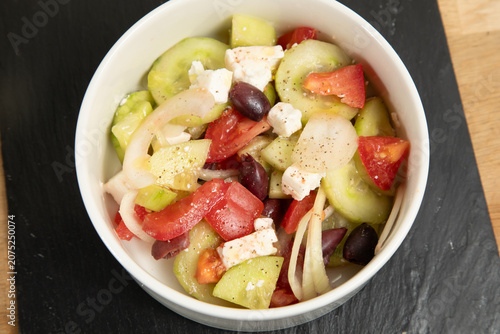 Bild auf Leinwand Salade de concombre avec tomates et feta dans un bol blanc