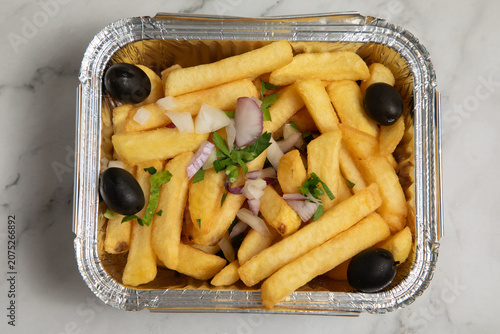 Принти на полотні Frites avec oignons et olives servies dans une barquette