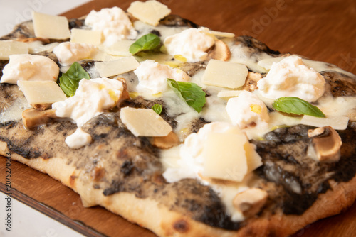 Tableau sur toile Focaccia avec champignons, fromage et basilic au restaurant