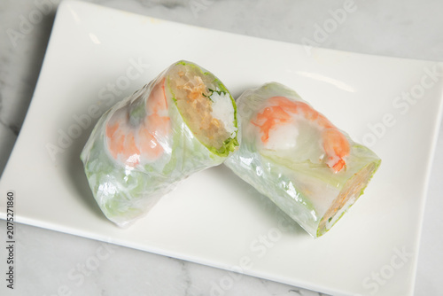 Fotografi Crepes vietnamiennes aux crevettes et légumes frais