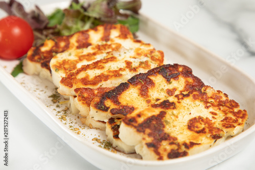 Foto Garniture de halloumi avec tomates et salade en plat oriental