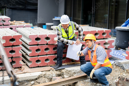 Foto A field worker consulting with a site engineer about the foundation work