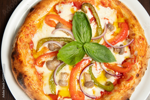 Tableau sur toile Pizza avec des légumes et de la viande sur une assiette blanche