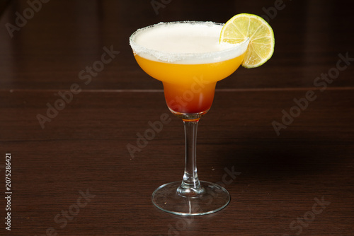 Fotografía Un cocktail orange avec une rondelle de citron sur le verre