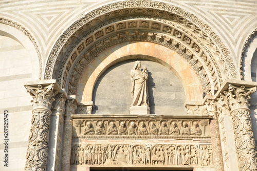 Portail du Baptistère gothique à Pisa. Italie	
