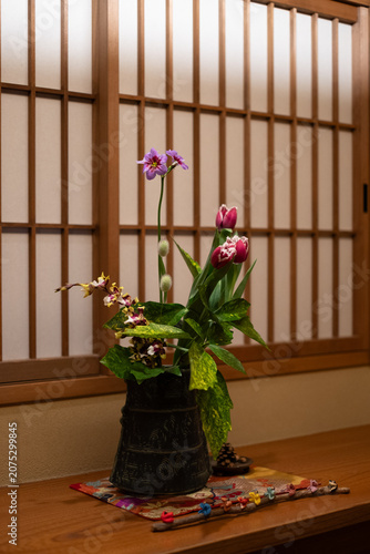 趣のある花器に美しく生けられたお花