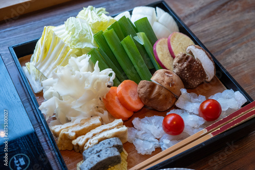 色鮮やかな野菜など、鍋料理の具材や薬膳