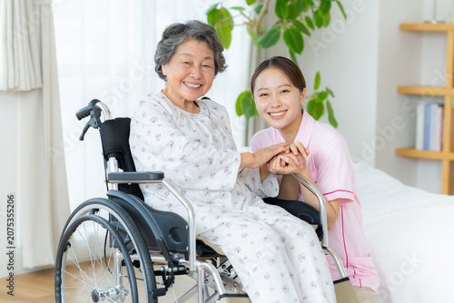 Canvastavla 介護施設で暮らすシニア女性と若い介護士