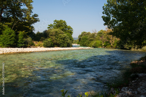 Foto The photography of the Acheron River in Gliki on the morning of a summer day loc