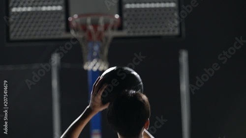[スローモーション]バスケットボールのシュートをする10代の学生 ゴールを目指して挑戦するスポーツと練習をイメージした動画　顔無し後ろ姿