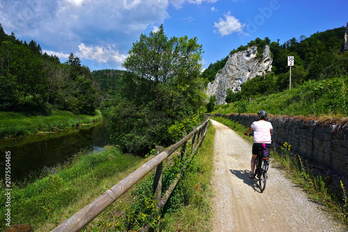 Radfahren auf dem Donauradweg bei Sigmaringen im Naturpark Obere Donau;