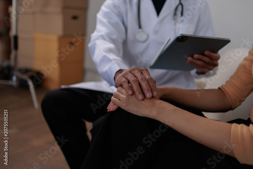 Fotografía Doctor gently holding patient's hand, providing emotional support and compassion