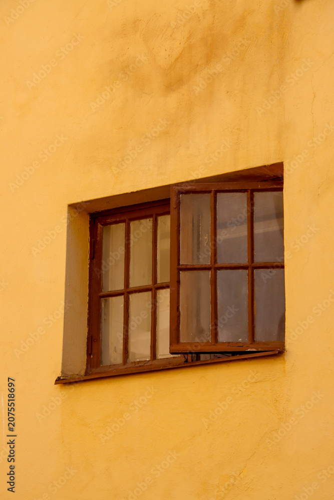 Obraz premium old window in the wall
