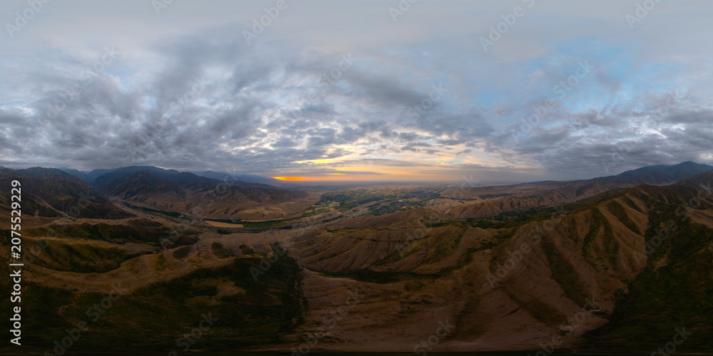 Obraz premium 360-Degree Panorama of Kyrgyz Mountains at Sunset