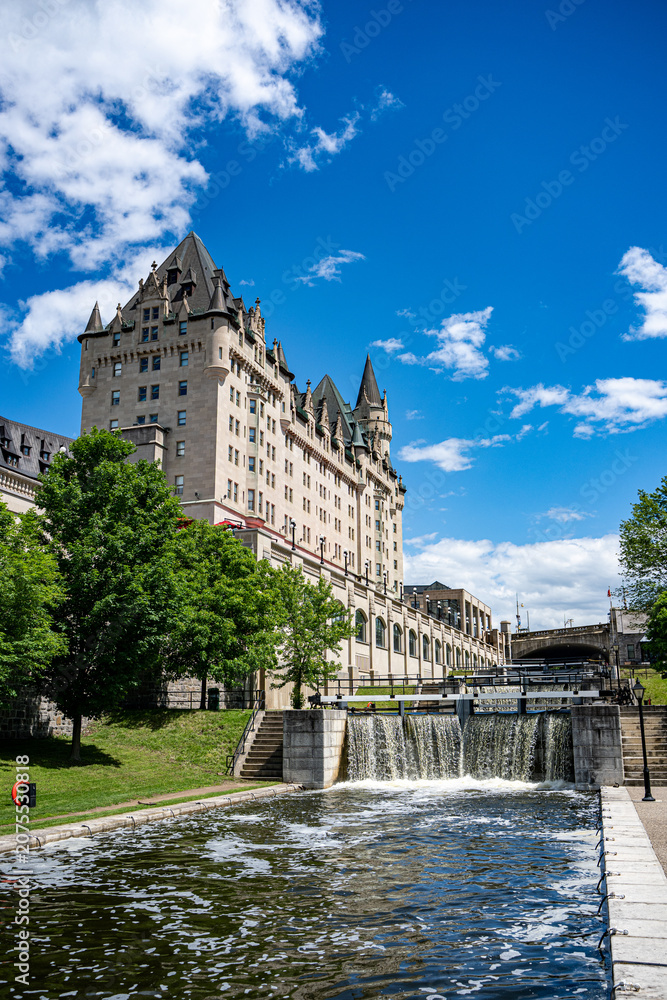 Obraz premium View of Fairmont Chateau Laurier and the Rideau Canal Locks.