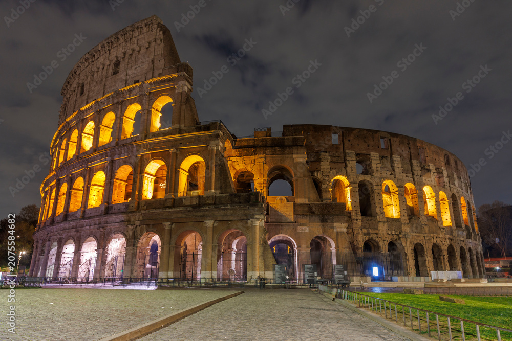 Fototapeta premium colosseum at night rome italy