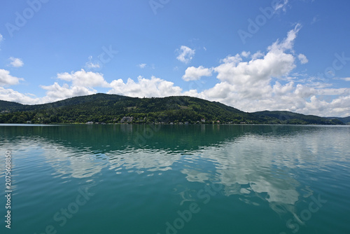 Cuadro en lienzo View of placid Lake Worthersee near Klagenfurt, Austria with summer cloudscape reflected in calm water