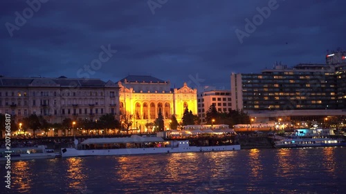 1080p video of Budapest's illuminated skyline at dusk with Danube River, featuring Tram, the glowing Great Synagogue and riverside architecture