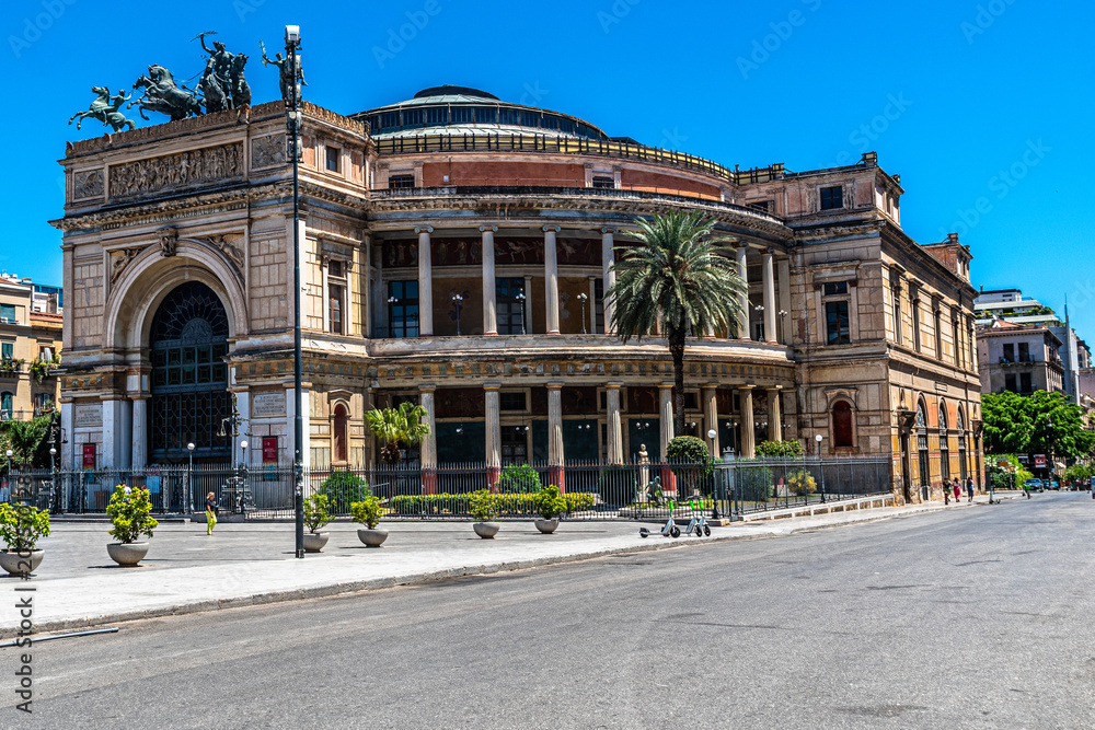 Obraz premium A spasso per le strade di Palermo, il monumentale capoluogo della Sicilia patria incontrastata del barocco siciliano