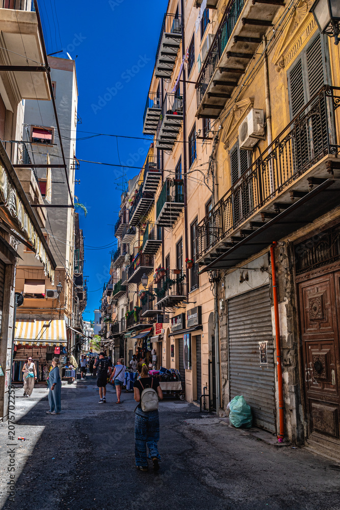 Obraz premium A spasso per le strade di Palermo, il monumentale capoluogo della Sicilia patria incontrastata del barocco siciliano