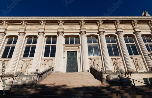 Tableau sur toile Grand neoclassical facade of the Palais de Justice in Paris, featuring monumental Corinthian columns, allegorical caryatid figures