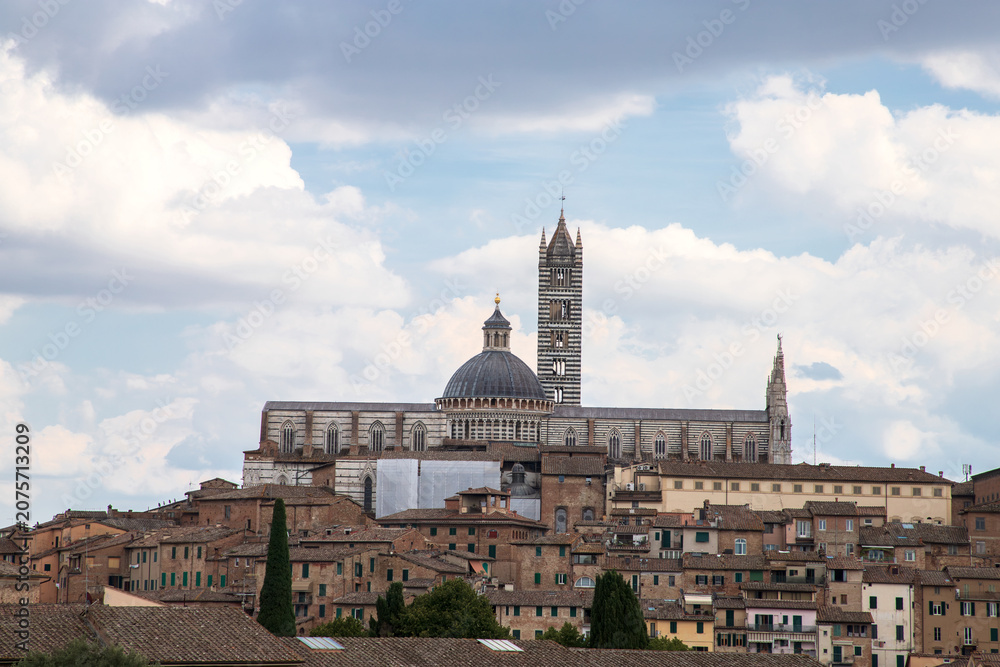 Obraz premium Panoramic view of historic Siena cathedral and Tuscany city skyline