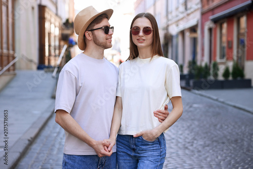 Bild auf Leinwand Lovely couple in sunglasses on city street