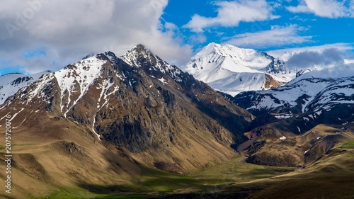 Photos Dzhily Su, Russia - June 4, 2026: Scenic view of snow-covered peaks in the Cauca