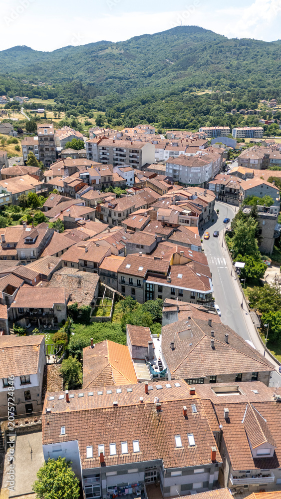 Obraz premium Allariz, Galicia rooftops with green mountains panorama