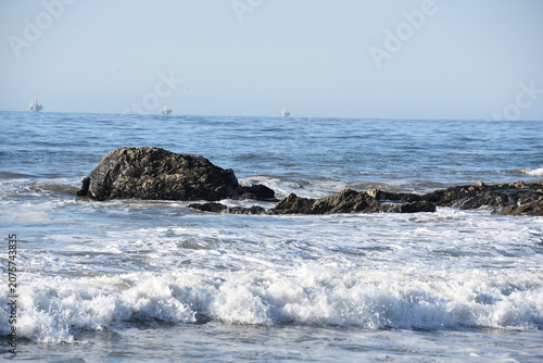 Tableau sur toile Natural Tar Seeps and Waves at Carpinteria Beach California