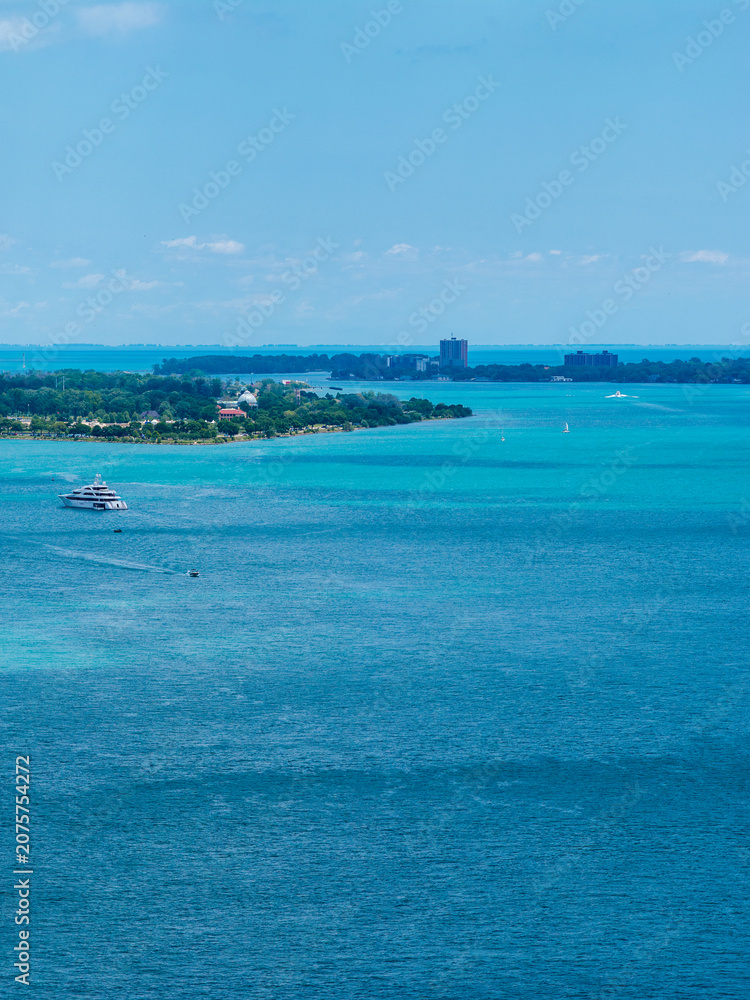 Fototapeta premium Aerial shot of a gorgeous landscape along the Detroit River in Detroit Michigan USA