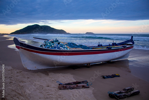 barco de pesca artesanal do peixe tainha Santinho, Ingleses, Florianópolis, Santa Catarina, Brasil