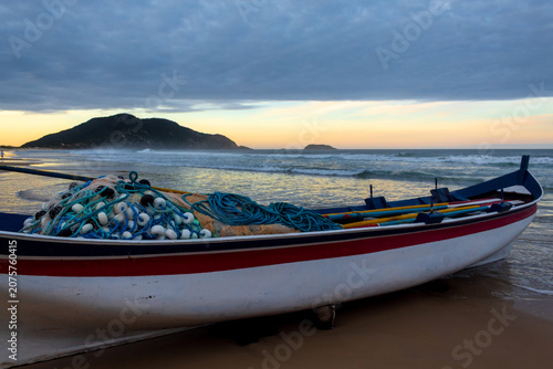 paisagem do pôr-do-sol na praia do Santinho, Ingleses, Florianópolis, Santa Catarina, Brasil e o barco de pescada tainha