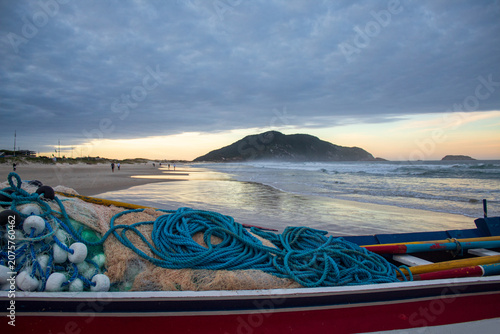 barco de pescada tainha e o paisagem do pôr-do-sol na praia do Santinho, Ingleses, Florianópolis, Santa Catarina, Brasil 
