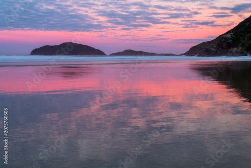 paisagem do crepúsculo na praia do Santinho, Ingleses, Florianópolis, Santa Catarina, Brasil ao fundo a ilha das aranhas