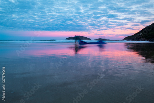 paisagem do crepúsculo na praia do Santinho, Ingleses, Florianópolis, Santa Catarina, Brasil ao fundo a ilha das aranhas