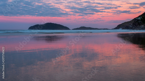 paisagem do crepúsculo na praia do Santinho, Ingleses, Florianópolis, Santa Catarina, Brasil ao fundo a ilha das aranhas