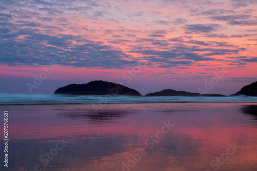paisagem do crepúsculo na praia do Santinho, Ingleses, Florianópolis, Santa Catarina, Brasil ao fundo a ilha das aranhas