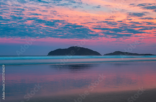 paisagem do crepúsculo na praia do Santinho, Ingleses, Florianópolis, Santa Catarina, Brasil ao fundo a ilha das aranhas