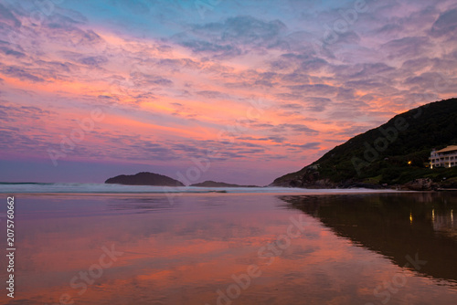 paisagem do crepúsculo na praia do Santinho, Ingleses, Florianópolis, Santa Catarina, Brasil ao fundo a ilha das aranhas