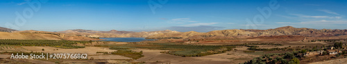 Foto Panorama of a dam on the highway between Fes and Meknes, in Morocco