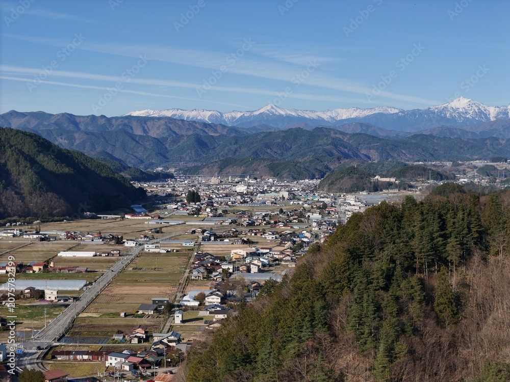 Naklejka premium Clear blue sky above snow-capped mountains
