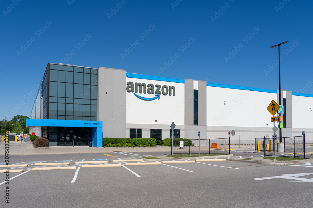 Obraz premium Scarborough, Toronto, Canada - June 27, 2026: YYZ9 - Amazon Fulfillment Centre on Steeles Ave E in Scarborough, Toronto, Canada. 