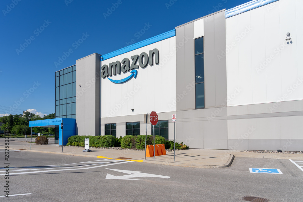 Obraz premium Scarborough, Toronto, Canada - June 27, 2026: YYZ9 - Amazon Fulfillment Centre on Steeles Ave E in Scarborough, Toronto, Canada.